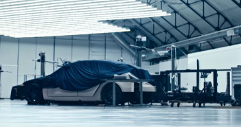 Tesla เปิดตัวคลิปรถยนต์ไฟฟ้าปริศนาคันใหม่และข้อมูลอื่น ๆ Tesla releases new video with mystery car, new next-gen Roadster footage in action.