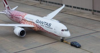 รถยนต์ไฟฟ้า Tesla Model X โชว์ขุมพลังลากเครื่องบินโดยสาร Boeing 787-9 Dreamliner Tesla Model X