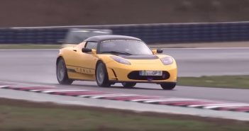 รถยนต์พลังงานไฟฟ้า Tesla Roadster ชนะการแข่งขันรถ 24 ชั่วโมงที่เมือง Oschersleben ประเทศเยอรมนี