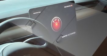 Tesla Motor อัพเดตซอฟต์แวร์รักษาความปลอดภัยรถใหม่โดยใช้ภาพของ HAL 9000 ระบบปัญญาประดิษฐ์ในภาพยนต์ไซไฟระดับตำนาน