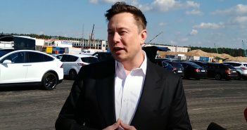 อีลอน มัสก์ให้สัมภาษณ์ที่พื้นที่ก่อสร้างโรงงานผลิตรถยนต์ไฟฟ้า Tesla Gigafactory Berlin elon-musk-tesla-gigafactory-berlin